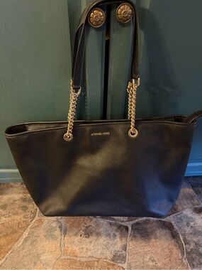 Michael Kors Jet Set Travel Chain Tote Bag in Black And Gold